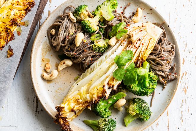 Noedels met pittige broccoli, geroosterde Chinese kool en tahini